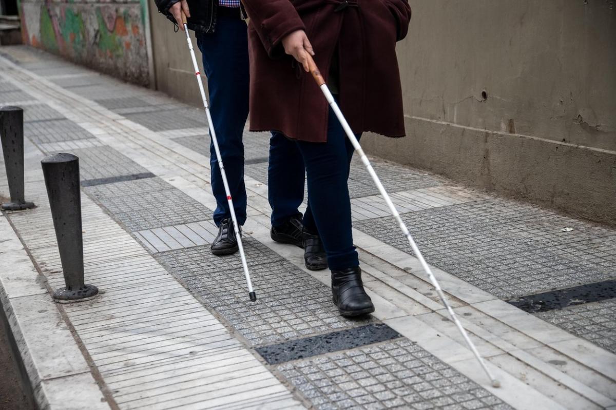 Un sat din Iaşi e plin de oameni orbi care conduc maşini fără probleme: "Sunt şi vitezomani, văd mai bine ca mine". Cum a fost posibilă schema Un sat din Iaşi e plin de oameni orbi care conduc maşini fără probleme: "Sunt şi vitezomani, văd mai bine ca mine". Cum a fost posibilă schema