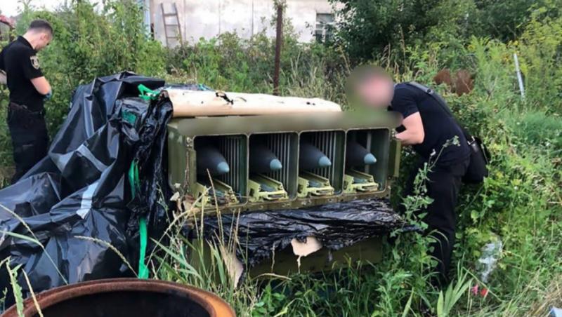Doi ucraineni au ascuns în curte, sub o prelată, un sistem de rachete antiaeriene de un milion de dolari. Echipamentul fusese abandonat de ruşi