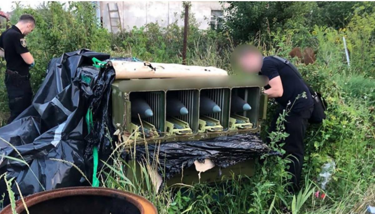 Doi ucraineni au ascuns în curte, sub o prelată, un sistem de rachete antiaeriene de un milion de dolari. Echipamentul fusese abandonat de ruşi Doi ucraineni au ascuns în curte, sub o prelată, un sistem de rachete antiaeriene de un milion de dolari. Echipamentul fusese abandonat de ruşi