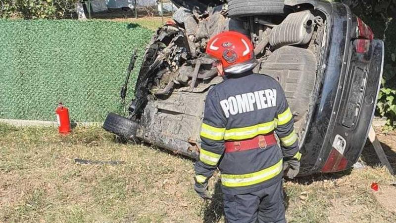 Accident teribil în Argeş: trei maşini implicate, dintre care una parcată. Un tânăr a murit, altul e la spital
