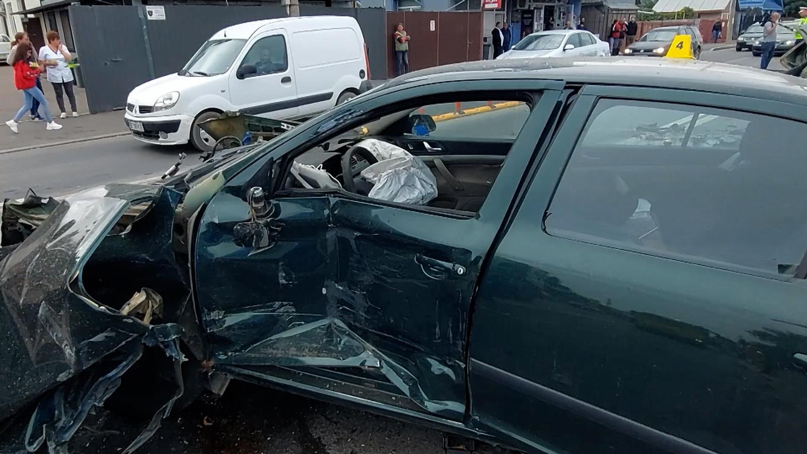 Bărbat rănit grav, după ce a provocat un accident cumplit, în Buzău. A lovit pe rând o betonieră, un autobuz şi alte 2 maşini, după ce s-a hazardat în trafic