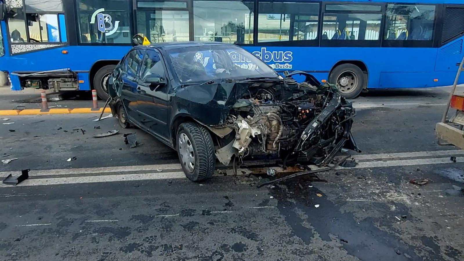Bărbat rănit grav, după ce a provocat un accident cumplit, în Buzău. A lovit pe rând o betonieră, un autobuz şi alte 2 maşini, după ce s-a hazardat în trafic