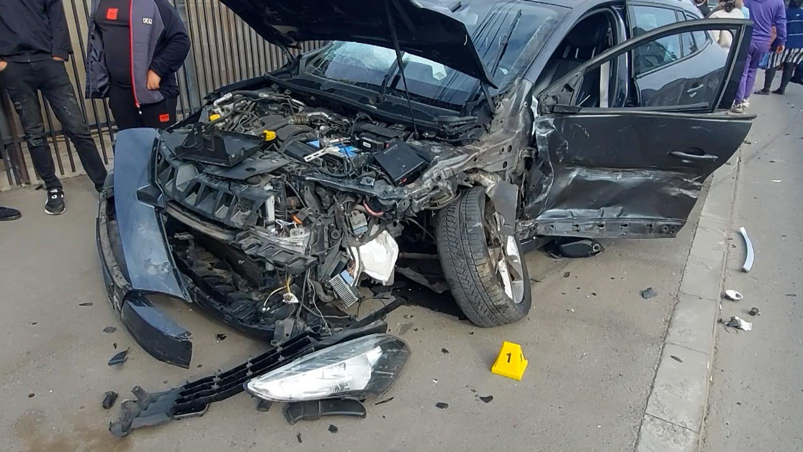 Bărbat rănit grav, după ce a provocat un accident cumplit, în Buzău. A lovit pe rând o betonieră, un autobuz şi alte 2 maşini, după ce s-a hazardat în trafic