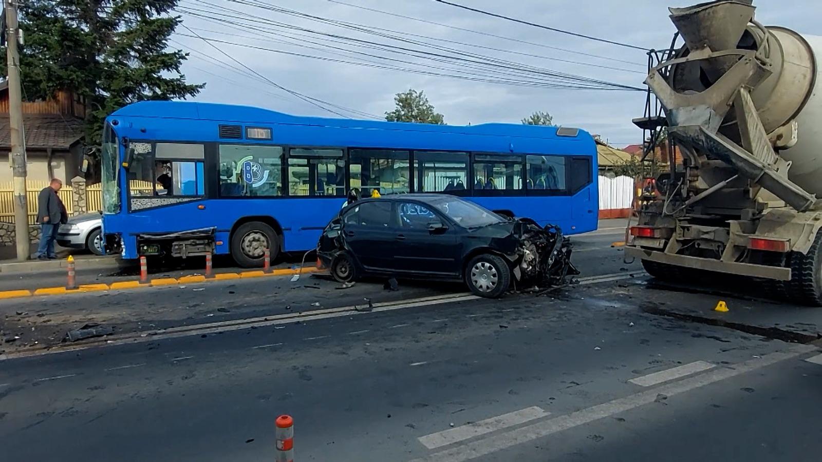 Bărbat rănit grav, după ce a provocat un accident cumplit, în Buzău. A lovit pe rând o betonieră, un autobuz şi alte 2 maşini, după ce s-a hazardat în trafic
