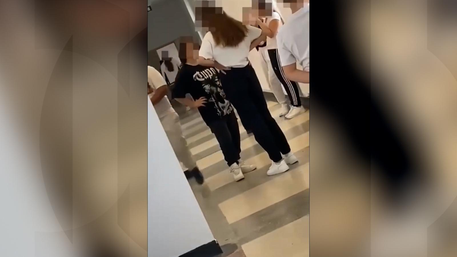 Două eleve de clasa a 7-a şi-au împărţit pumni ca într-un meci de box, la o şcoală din Olt. Motivul disputei, un băiat