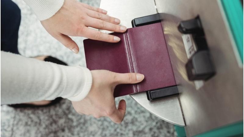 Femeie din UK, nevoită să-și anuleze vacanța în Corfu pentru care a plătit 9.300 de euro, după ce un aparat de self check-in din aeroport i-a rupt pașaportul