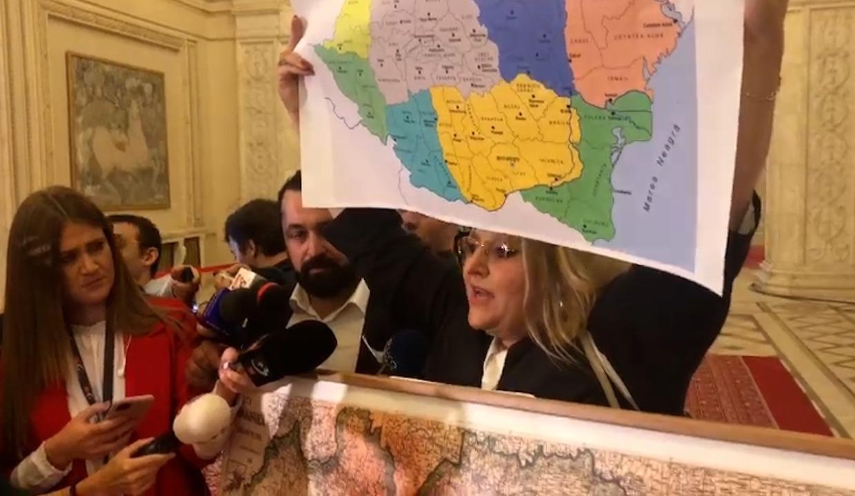 Şoşoacă îi cere lui Zelenski Bucovina înapoi. A venit cu o hartă în Parlament şi face scandal pe hol