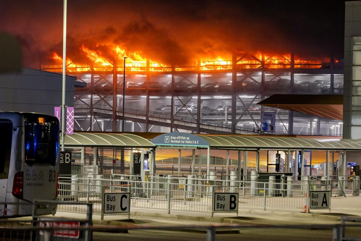 Panică pe Aeroportul Luton din Londra. Un incendiu devastator a izbucnit într-o parcare, zeci de maşini au fost făcute scrum. Zborurile, suspendate