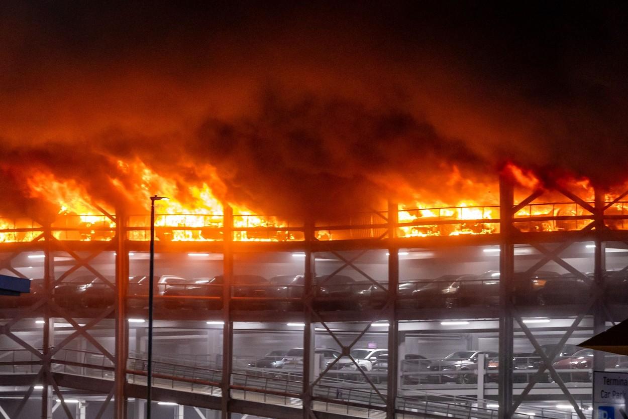 Panică pe Aeroportul Luton din Londra. Un incendiu devastator a izbucnit într-o parcare, zeci de maşini au fost făcute scrum. Zborurile, suspendate