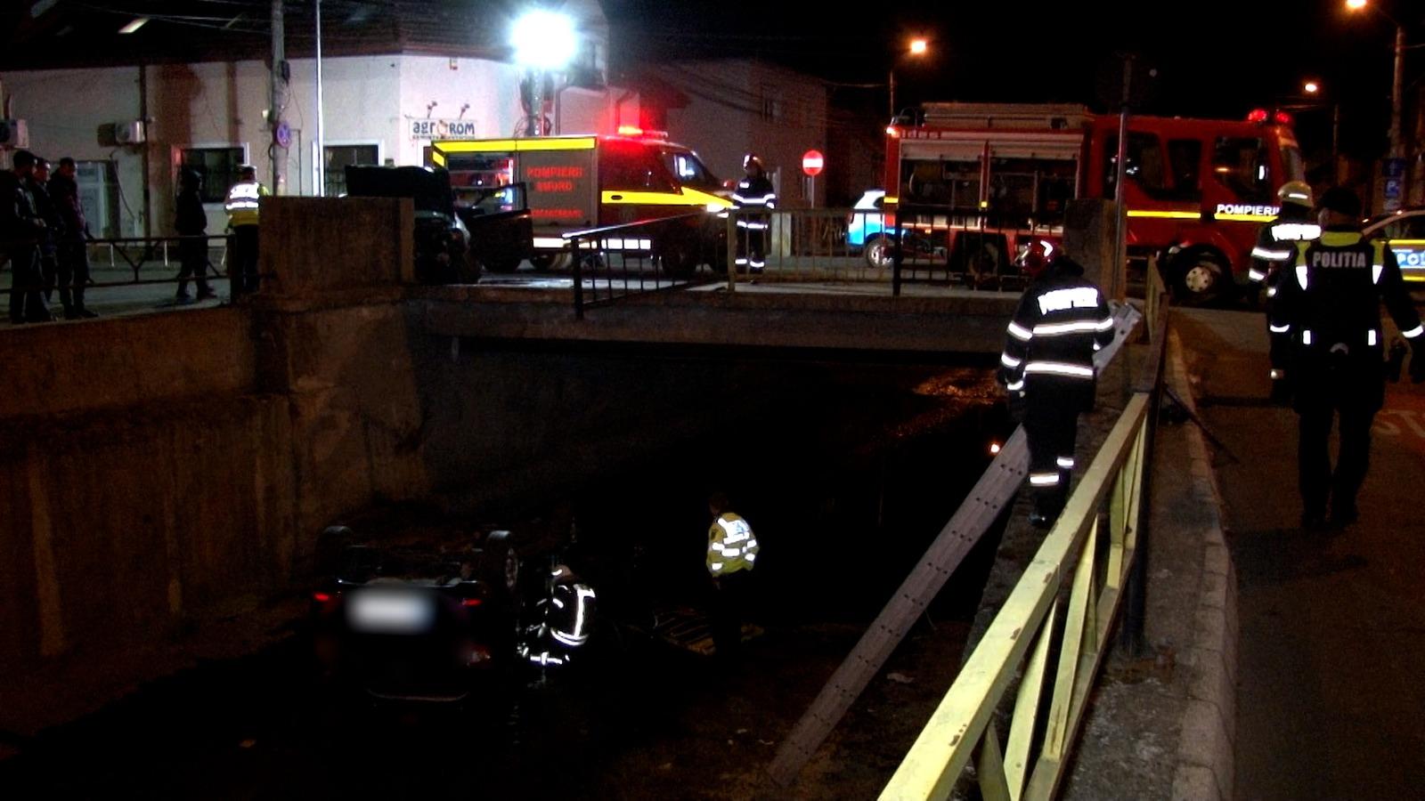 Un şofer a plonjat cu maşina într-un râu, după ce s-a izbit violent de o altă maşină, în Mureş. Se află în stare gravă, la spital