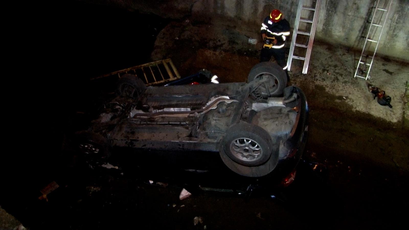 Un şofer a plonjat cu maşina într-un râu, după ce s-a izbit violent de o altă maşină, în Mureş. Se află în stare gravă, la spital
