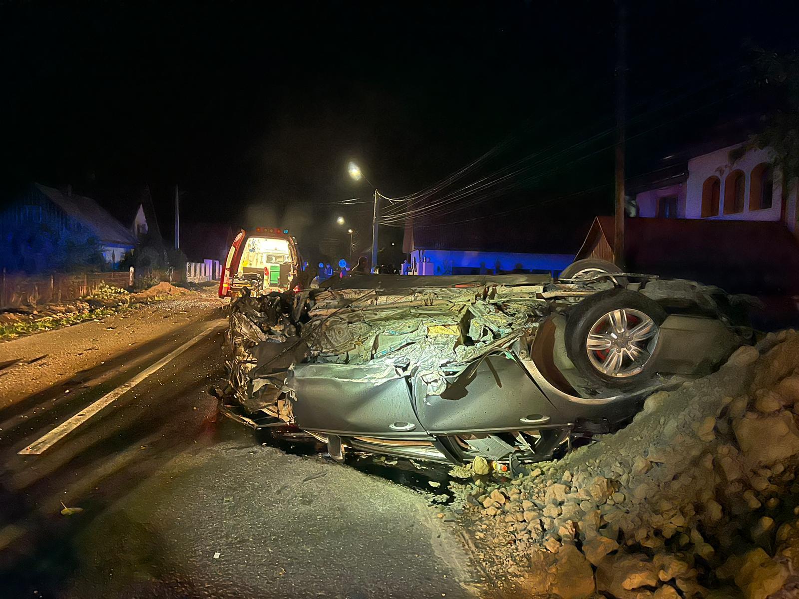 Tânăr de 22 de ani, inconştient după ce a intrat cu viteză într-un copac de pe marginea drumului, în Suceava. Maşina s-a răsturnat şi a luat foc