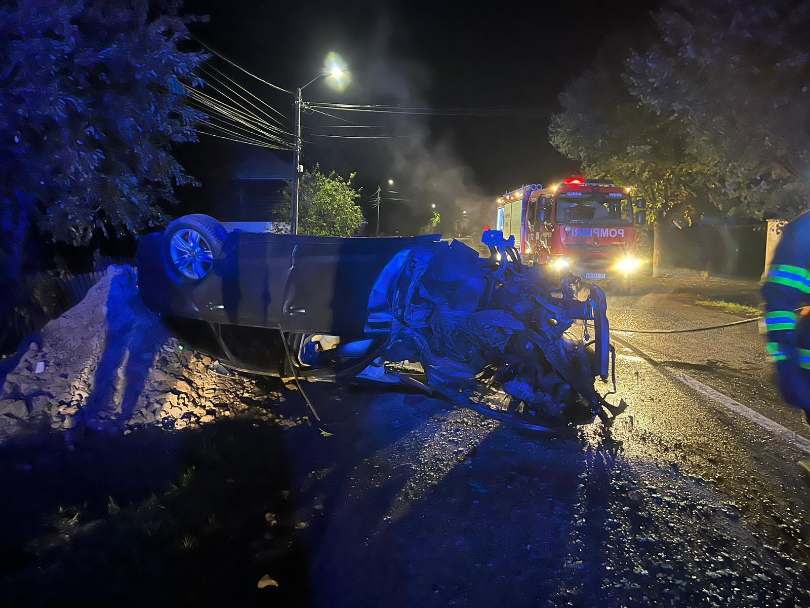 Tânăr de 22 de ani, inconştient după ce a intrat cu viteză într-un copac de pe marginea drumului, în Suceava. Maşina s-a răsturnat şi a luat foc