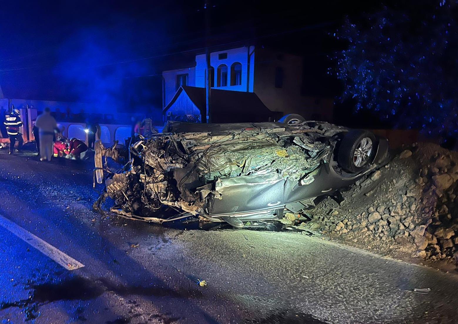 Tânăr de 22 de ani, inconştient după ce a intrat cu viteză într-un copac de pe marginea drumului, în Suceava. Maşina s-a răsturnat şi a luat foc