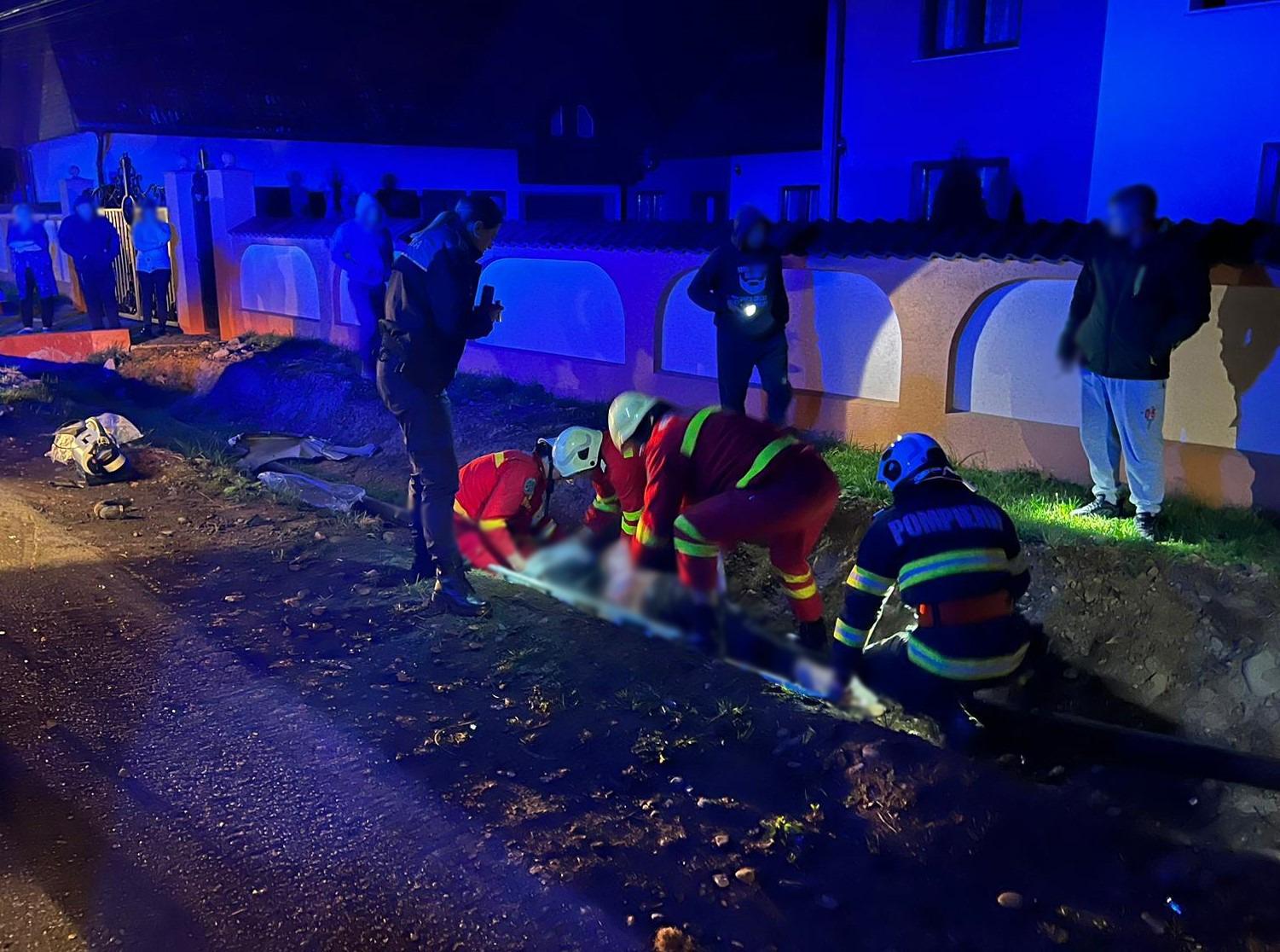 Tânăr de 22 de ani, inconştient după ce a intrat cu viteză într-un copac de pe marginea drumului, în Suceava. Maşina s-a răsturnat şi a luat foc