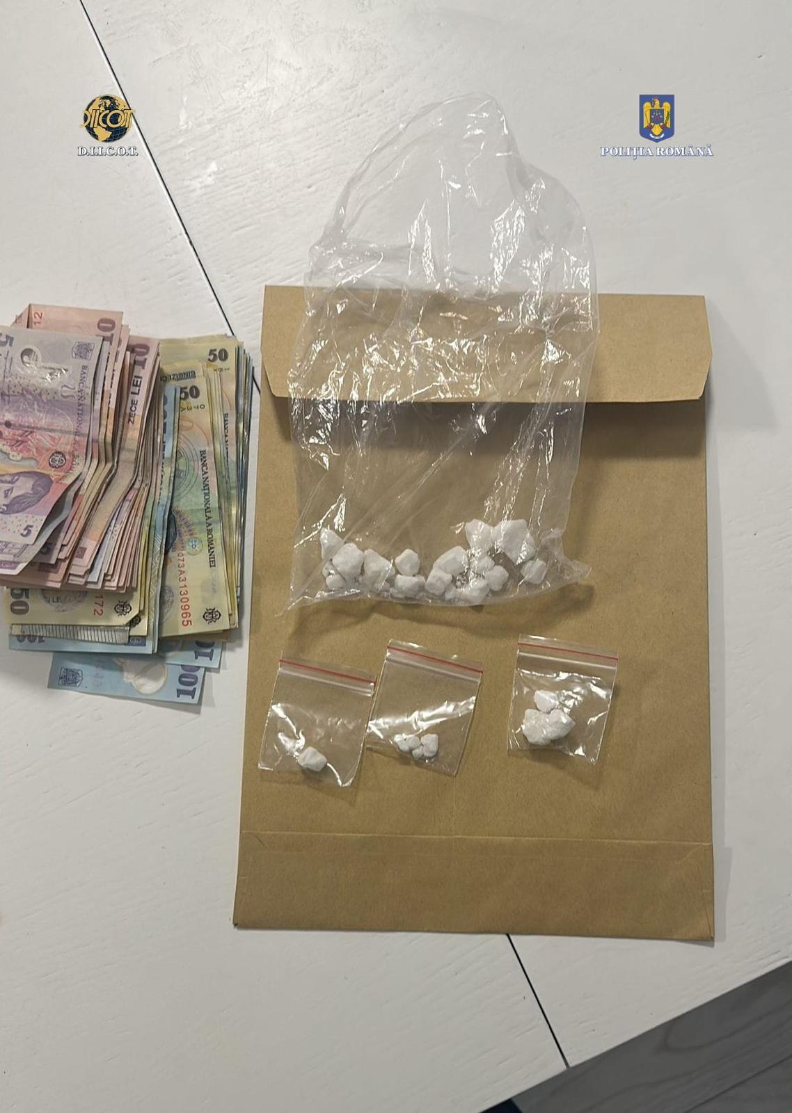 Şofer, prins în flagrant când transporta cocaină în maşină. Percheziţii la persoane bănuite de trafic de droguri de risc, în 3 judeţe