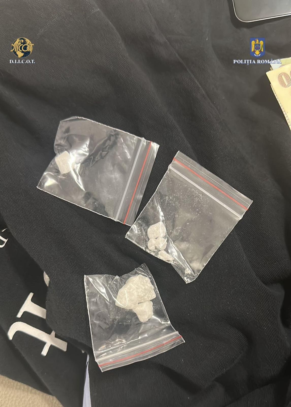 Şofer, prins în flagrant când transporta cocaină în maşină. Percheziţii la persoane bănuite de trafic de droguri de risc, în 3 judeţe