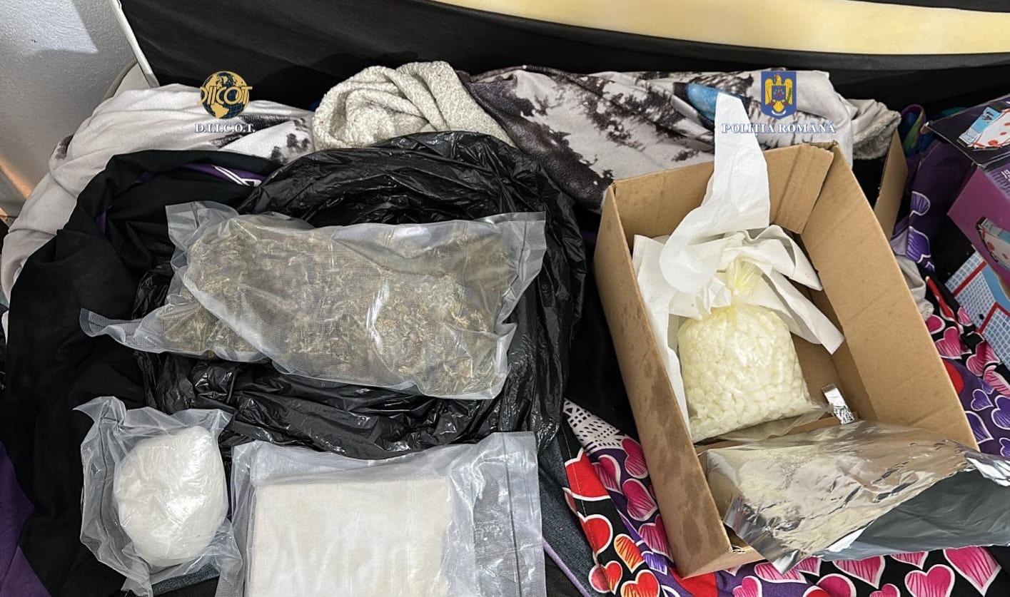 Şofer, prins în flagrant când transporta cocaină în maşină. Percheziţii la persoane bănuite de trafic de droguri de risc, în 3 judeţe