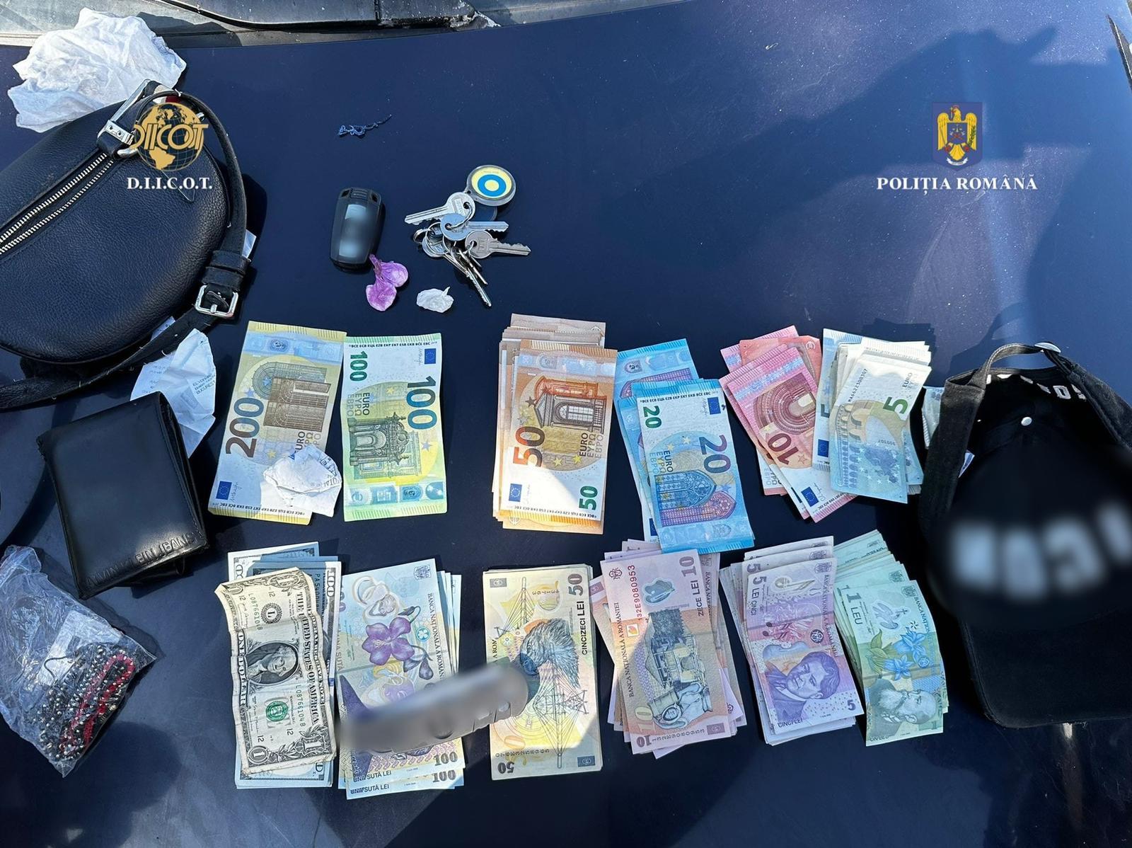 Şofer, prins în flagrant când transporta cocaină în maşină. Percheziţii la persoane bănuite de trafic de droguri de risc, în 3 judeţe