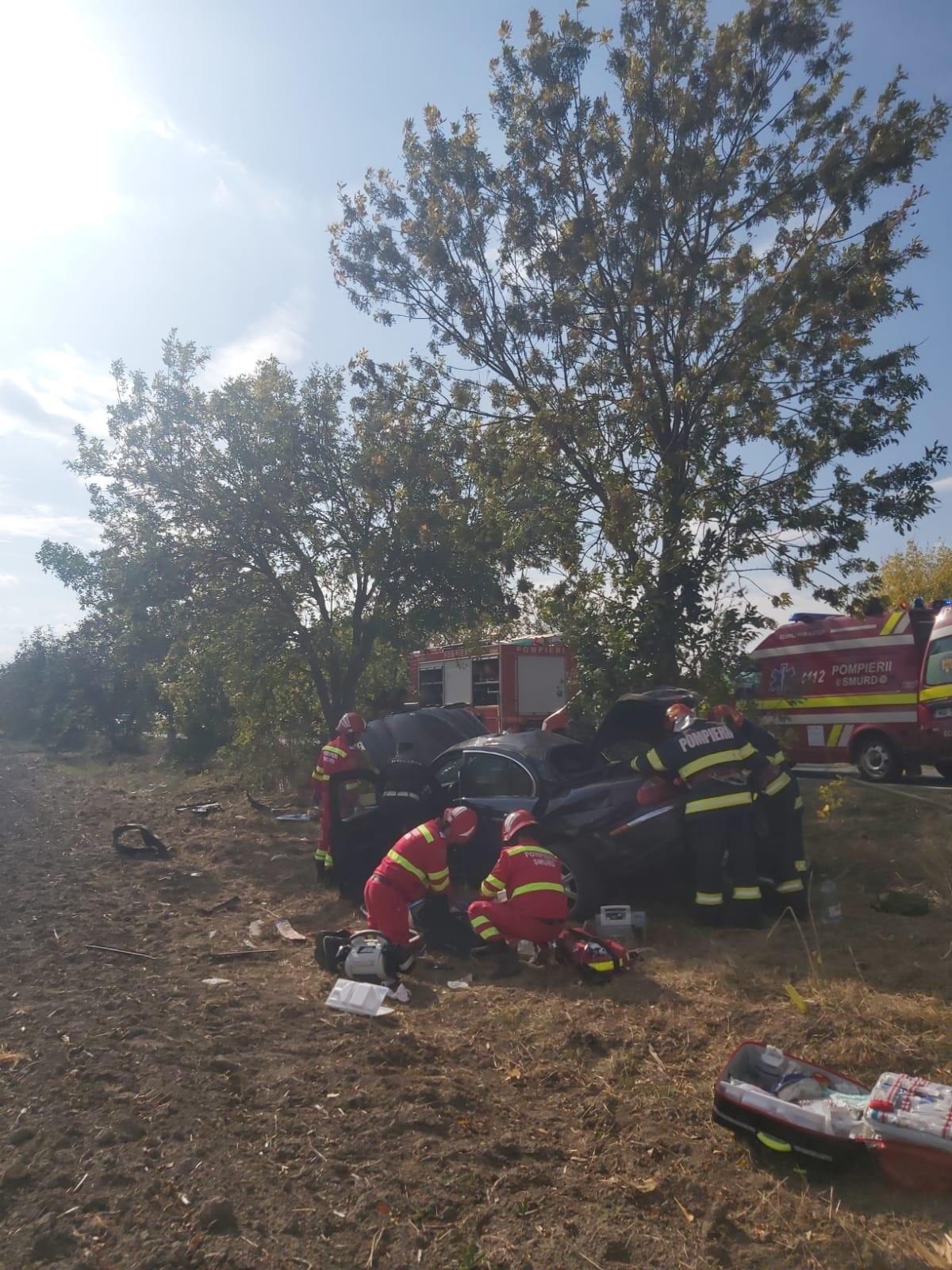 Şoferi morţi pe loc, într-un accident teribil în Bihor. Au zburat înafara şoselei şi au lovit doi copaci, după manevra unui tânăr de 23 de ani