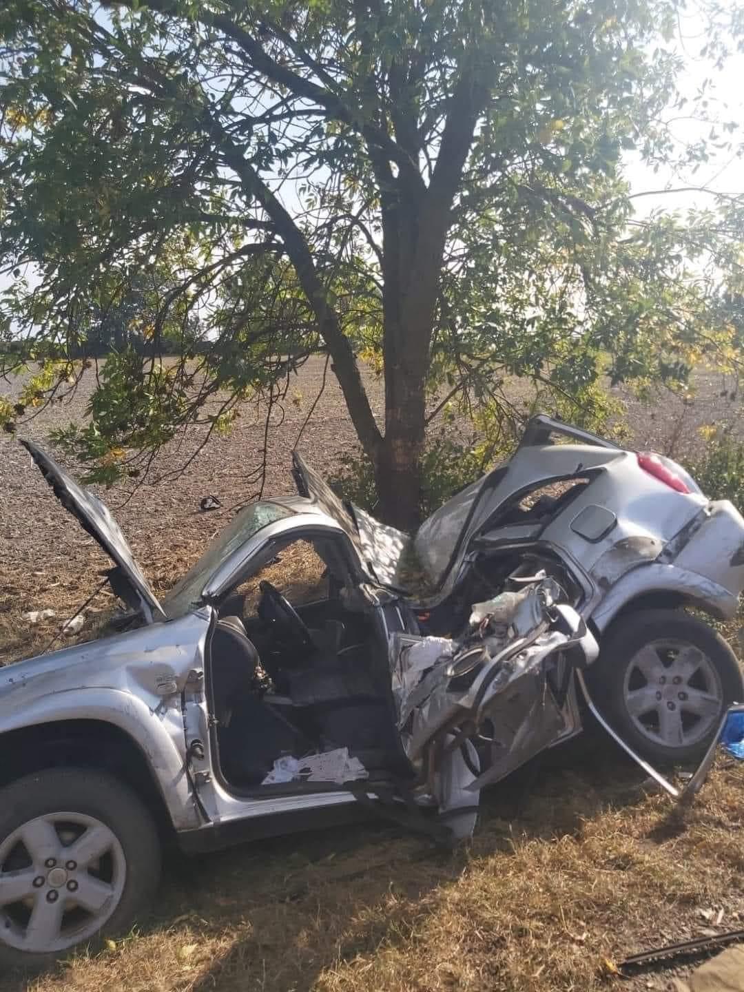 Şoferi morţi pe loc, într-un accident teribil în Bihor. Au zburat înafara şoselei şi au lovit doi copaci, după manevra unui tânăr de 23 de ani