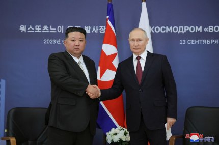 Kim Jong-un, liderul Coreei de Nord (stânga) și Vladimir Putin, președintele Rusiei (dreapta)