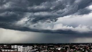 România intră în câteva ore sub avertizare de ploi, furtuni și temperaturi scăzute. Cod galben de vânt în mai multe județe, până mâine