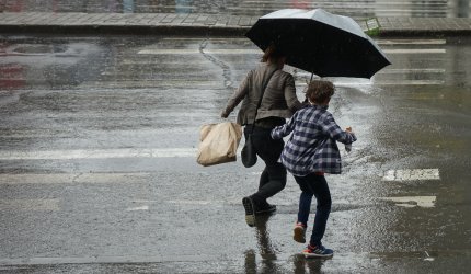 Se strică vremea. Temperaturile scad puternic şi vin ploile. Cod galben de vreme rea până luni