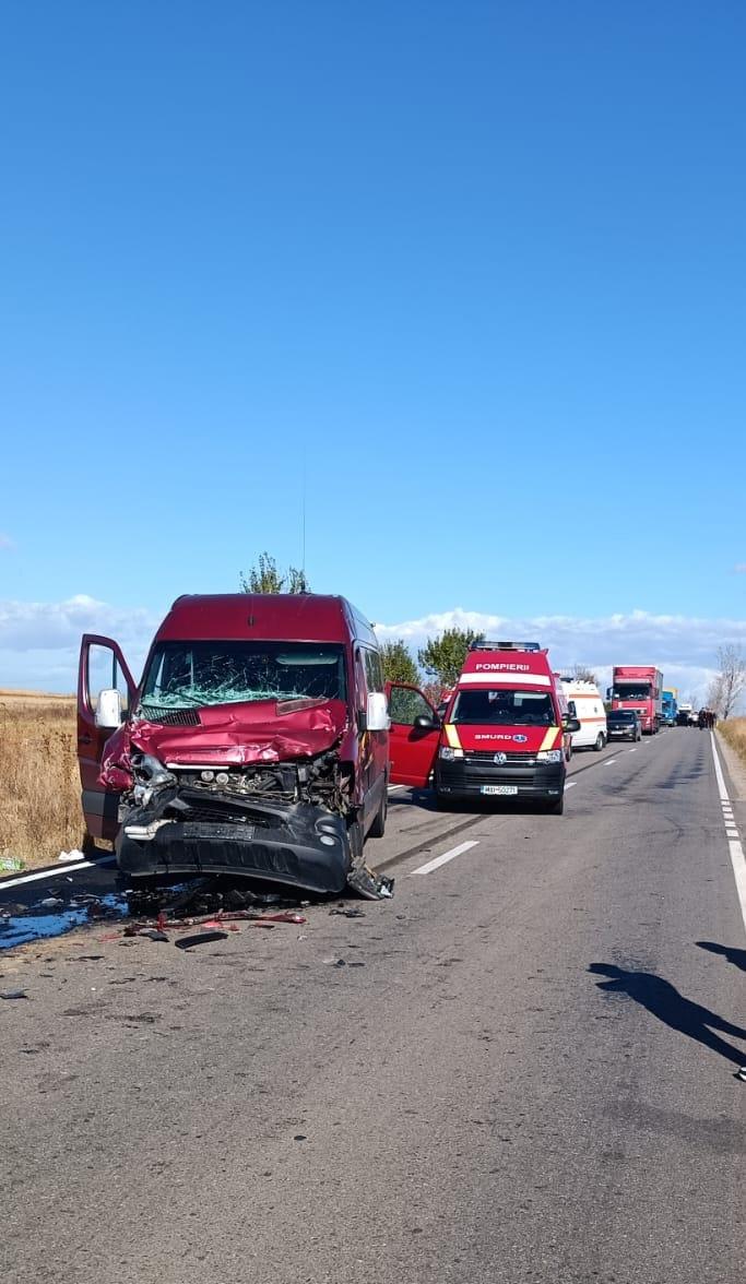 Accident grav cu 6 răniți în Dâmbovița. Microbuzul în care se aflau a intrat în TIR-ul care circula în faţă