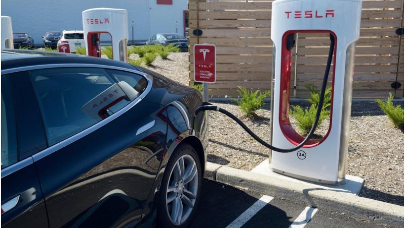 Bateria unei Tesla, stricată după o ploaie. Factura primită de șofer când a mers în service să o schimbe: "Mi-a stat inima”