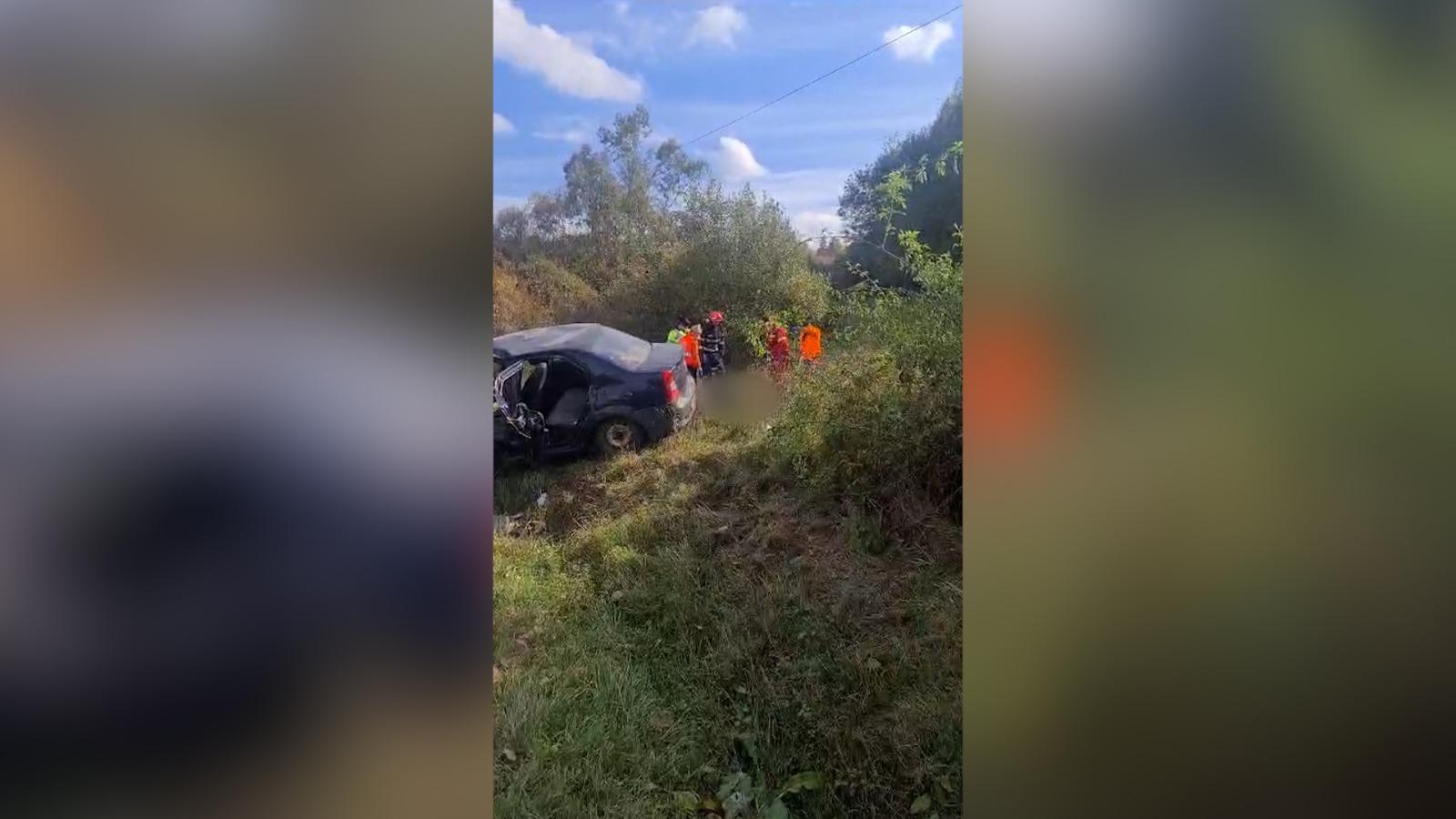 Accident înfiorător cu 2 morți și un rănit în Săpânța. O mașină s-a făcut praf după ce s-a ciocnit frontal cu un TIR. Imagini șocante surprinse la locul tragediei