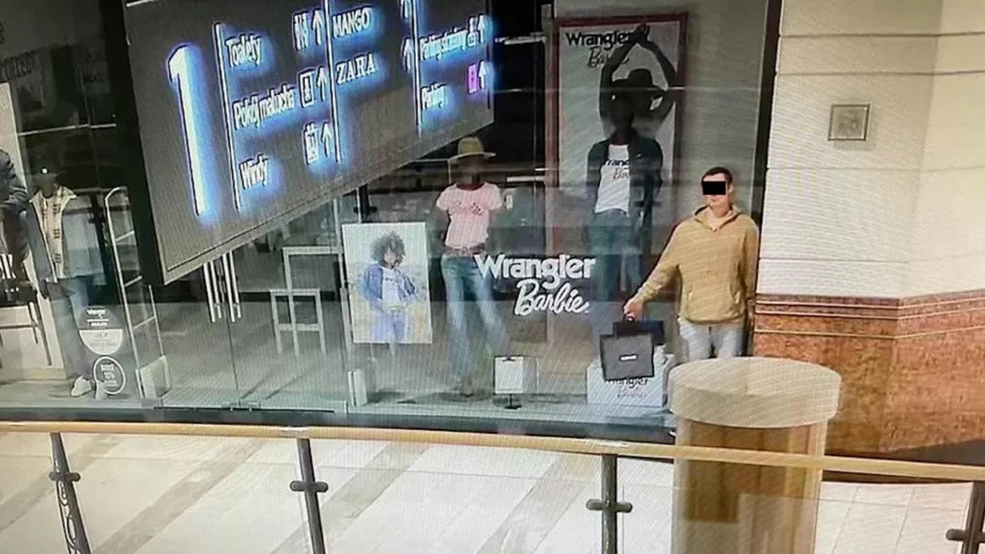 bărbat care se prefăcea că este manechin, într-un mall din Varșovia