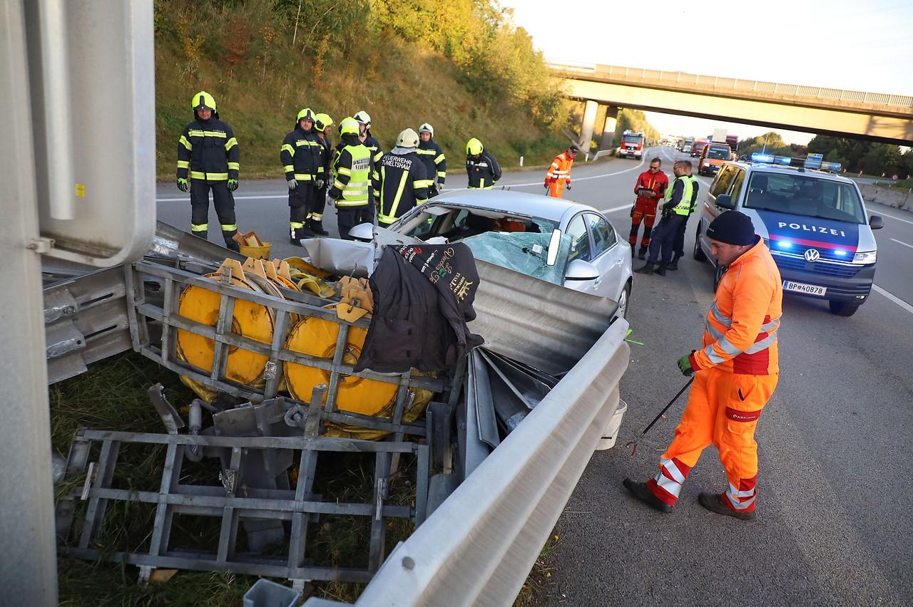 Un român de 20 de ani aproape şi-a ucis tatăl, după ce a adormit la volan. Bărbatul a fost aruncat prin parbriz, după ce maşina a lovit un parapet, în Austria