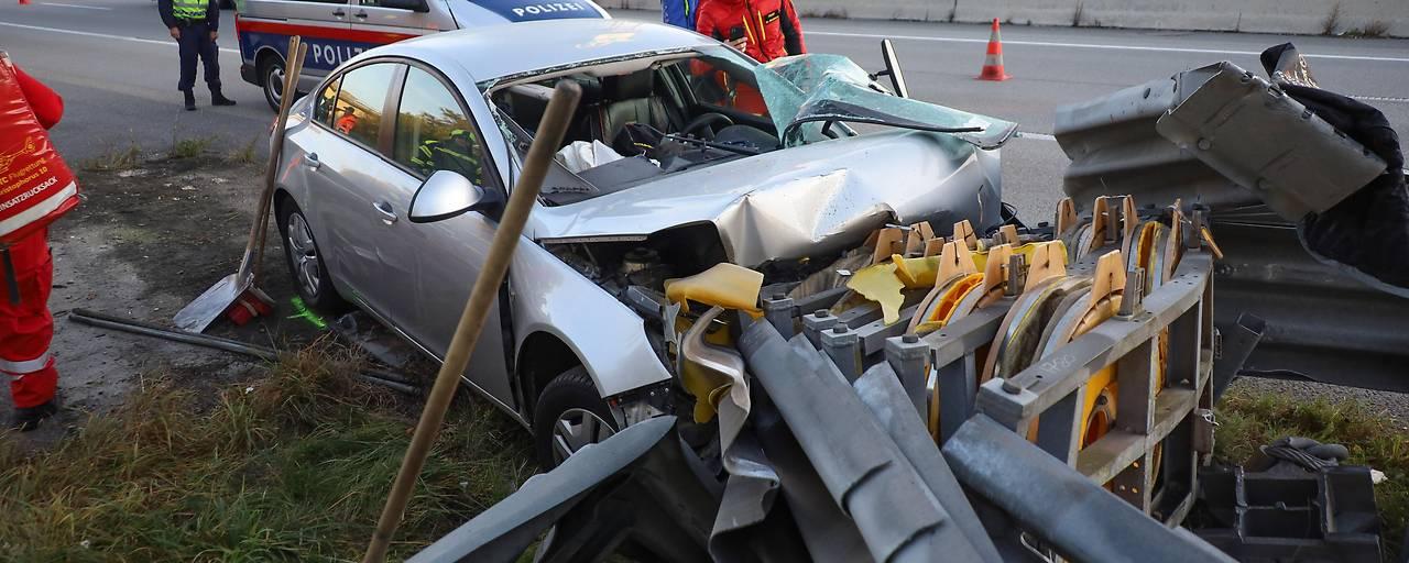 Un român de 20 de ani aproape şi-a ucis tatăl, după ce a adormit la volan. Bărbatul a fost aruncat prin parbriz, după ce maşina a lovit un parapet, în Austria