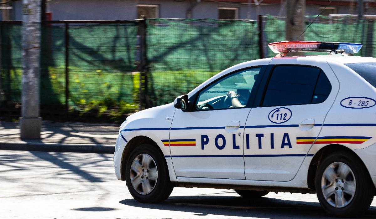 După o ceartă cu soţul, o femeie a sărit de la etajul 1 al apartamentului apoi s-a răsturnat cu maşina, în Dorohoi După o ceartă cu soţul, o femeie a sărit de la etajul 1 al apartamentului apoi s-a răsturnat cu maşina, în Dorohoi