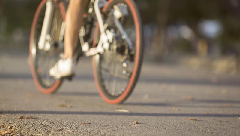 Un copil şi-a pierdut viaţa în timp ce mergea spre şcoală, în Suceava. A fost lovit pe bicicletă de o autoutilitară şi aruncat într-un câmp