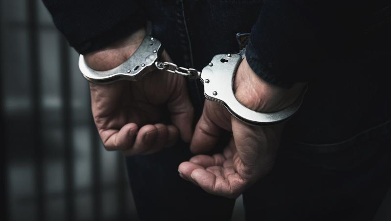 Atac cu maceta în Ovidiu. Un constănţean, în arest preventiv după conflictul izbucnit pe stradă: ajuns în sediul Poliţiei, a ameninţat un agent