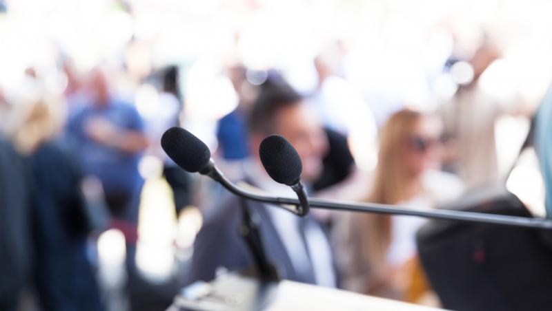 AUR, acuzată de propagandă politică la deschiderea anului universitar de la SNSPA. Reacţia studenţilor