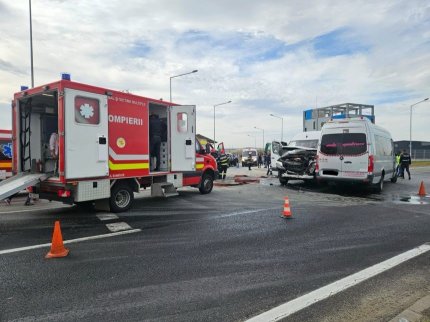 Accident cumplit cu 19 răniţi în Sibiu. Două microbuze s-au lovit într-o intersecţie: traficul rutier, blocat