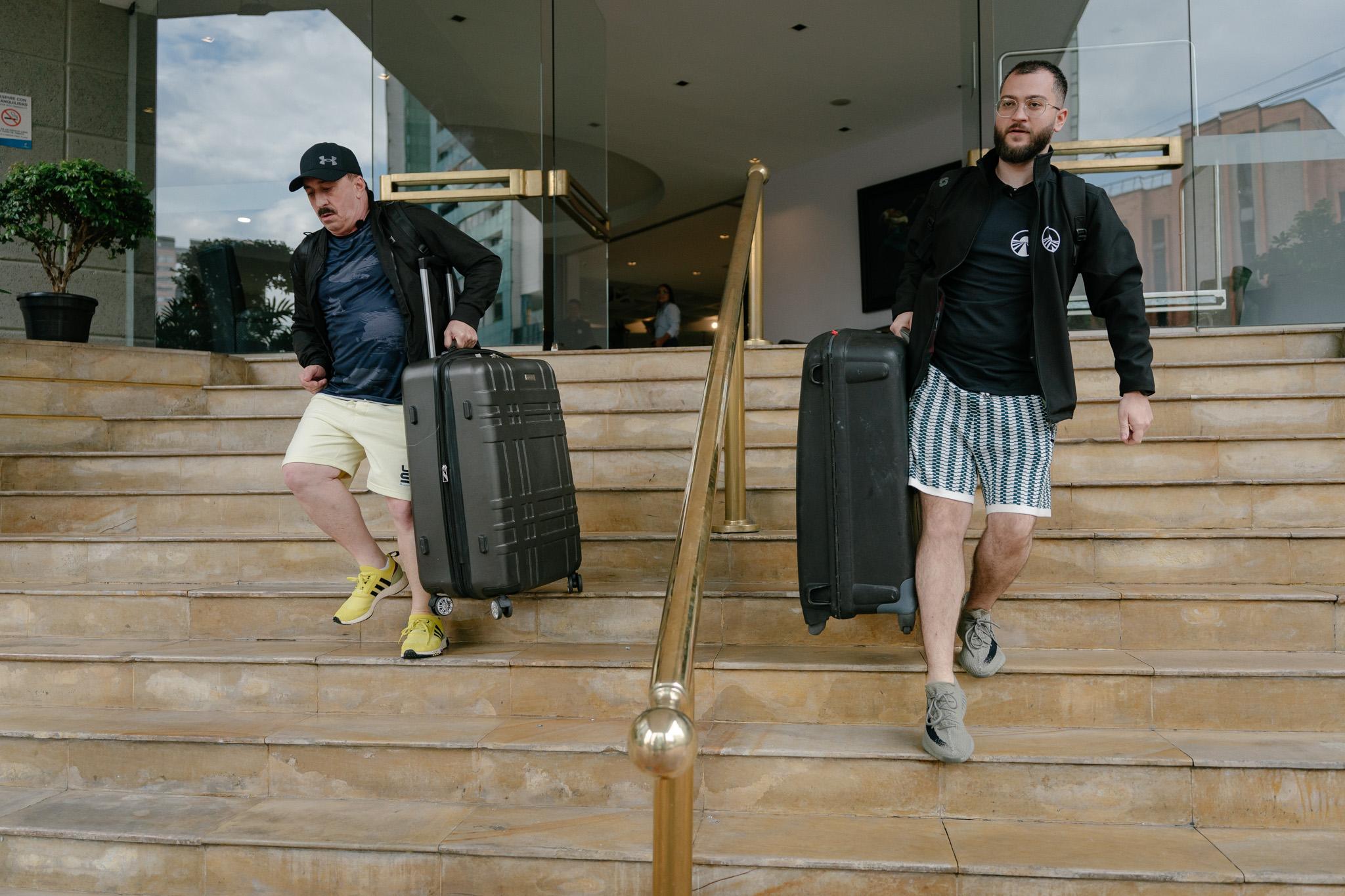 Marea premieră a celui de-al șaselea sezon America Express: cea mai lungă cursă cu bagajele duce concurenții în inima cartierului lui Pablo Escobar