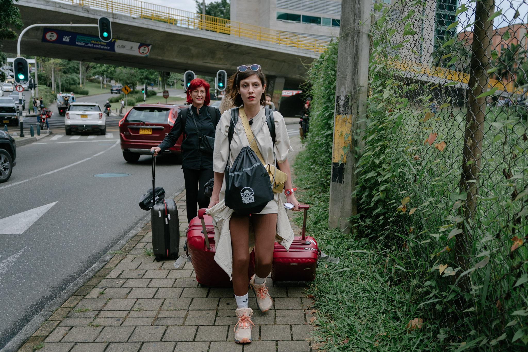 Marea premieră a celui de-al șaselea sezon America Express: cea mai lungă cursă cu bagajele duce concurenții în inima cartierului lui Pablo Escobar