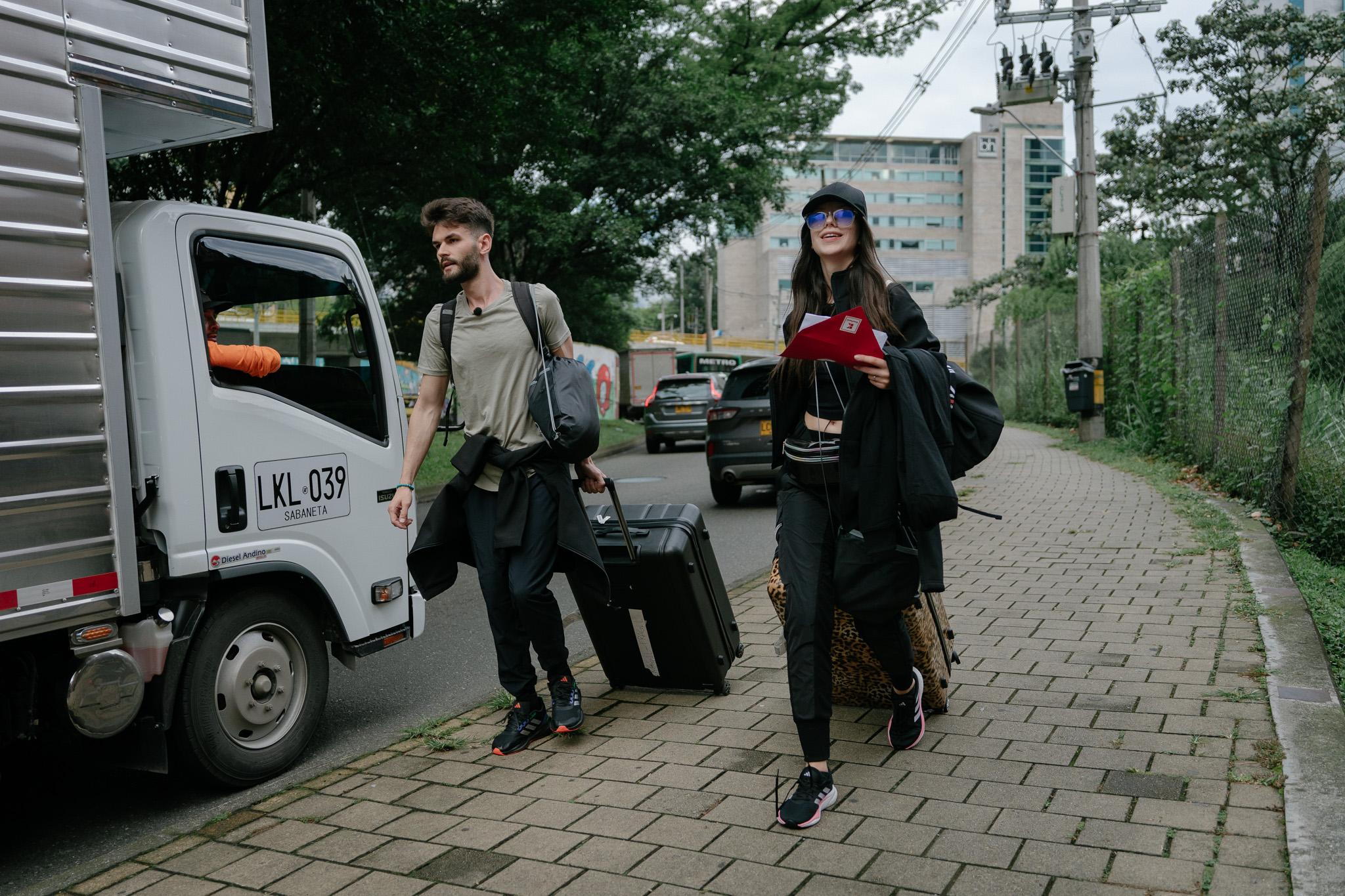 Marea premieră a celui de-al șaselea sezon America Express: cea mai lungă cursă cu bagajele duce concurenții în inima cartierului lui Pablo Escobar