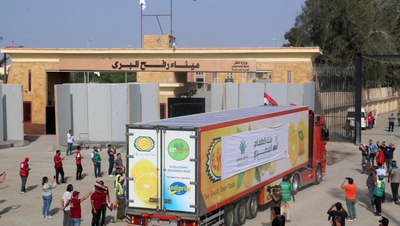 Un al doilea convoi de camioane cu ajutoare a intrat în Fâşia Gaza, prin punctul de trecere a frontierei Rafah