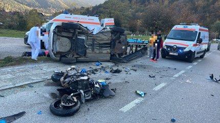 Accident catastrofal cu doi morţi, în Bicaz. O maşină s-a ciocnit violent cu o motocicletă, în faţa Spitalului Orăşenesc