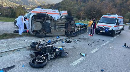 Accident catastrofal cu doi morţi, în Bicaz. O maşină s-a ciocnit violent cu o motocicletă, în faţa Spitalului Orăşenesc