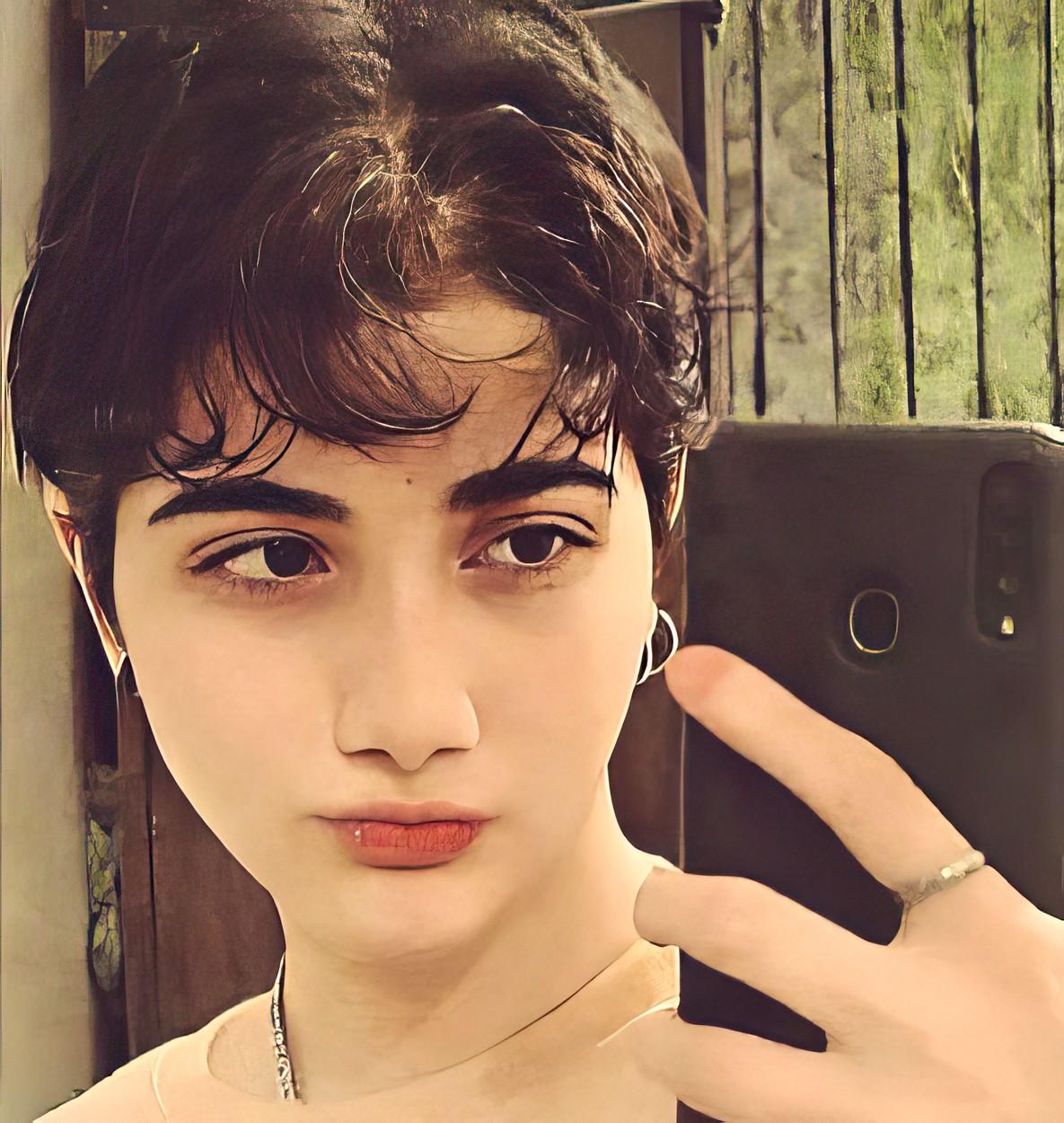 Momentul în care o tânără iraniană este scoasă inconștientă din metrou, după ce a fost bătută de polițiști pentru că nu purta hijab. Ar fi în moarte cerebrală