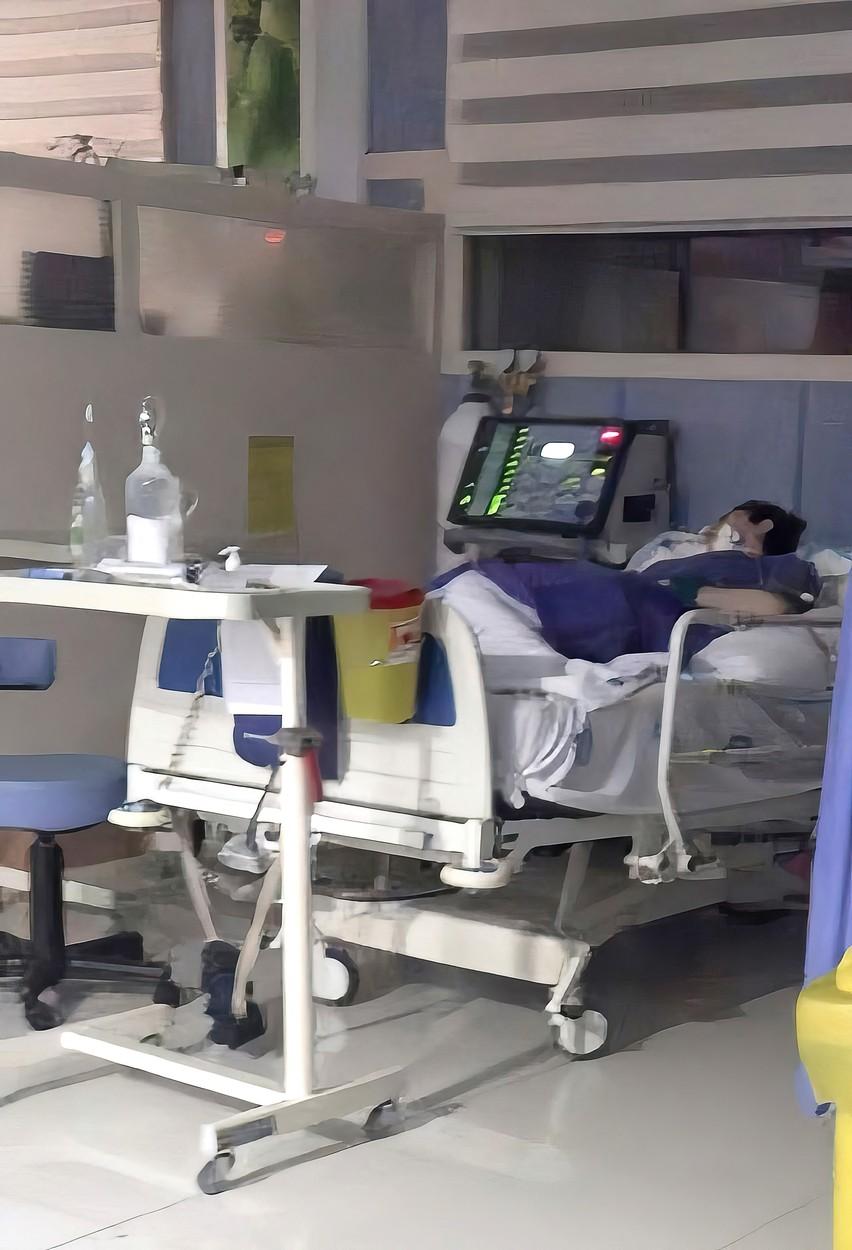 Momentul în care o tânără iraniană este scoasă inconștientă din metrou, după ce a fost bătută de polițiști pentru că nu purta hijab. Ar fi în moarte cerebrală