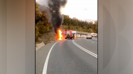 Un şofer din Cluj a trăit spaima vieţii. Maşina în care se afla s-a aprins ca o torţă şi a ars în totalitate pe şosea