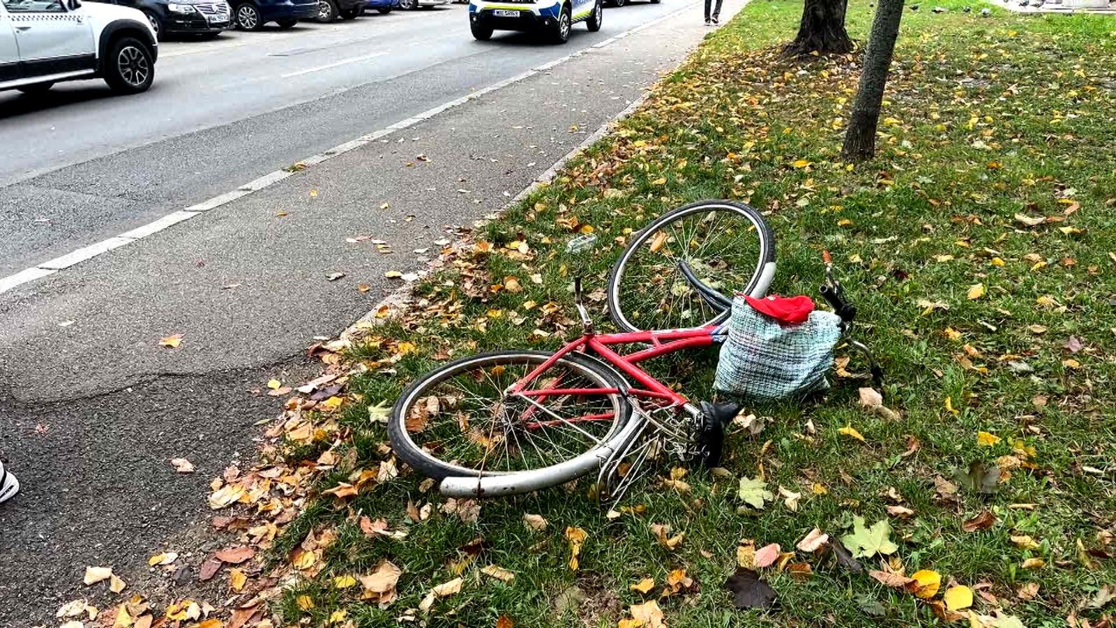 Un biciclist a ajuns la spital după o clipă de neatenţie. S-a izbit de o maşină, după ce nu s-a asigurat într-o intersecţie din Maramureş