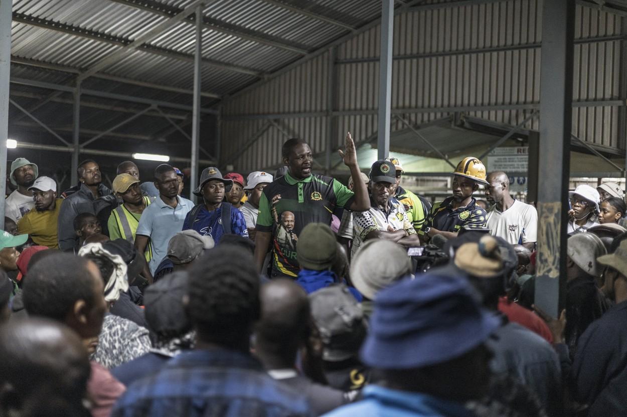 Peste 500 de muncitori, ostatici într-o mină de aur din Africa de Sud. Poliţiştii fac eforturi supraomeneşti să ajungă în subteran